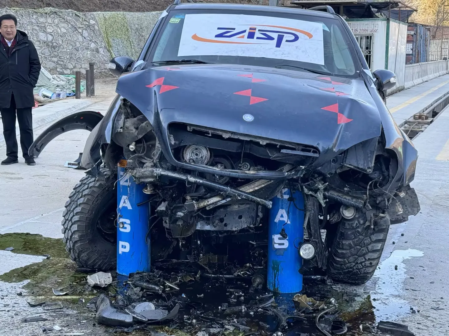 เสากั้นจราจรแบบติดตั้งถาวรเพื่อความปลอดภัยของผู้เดินเท้า