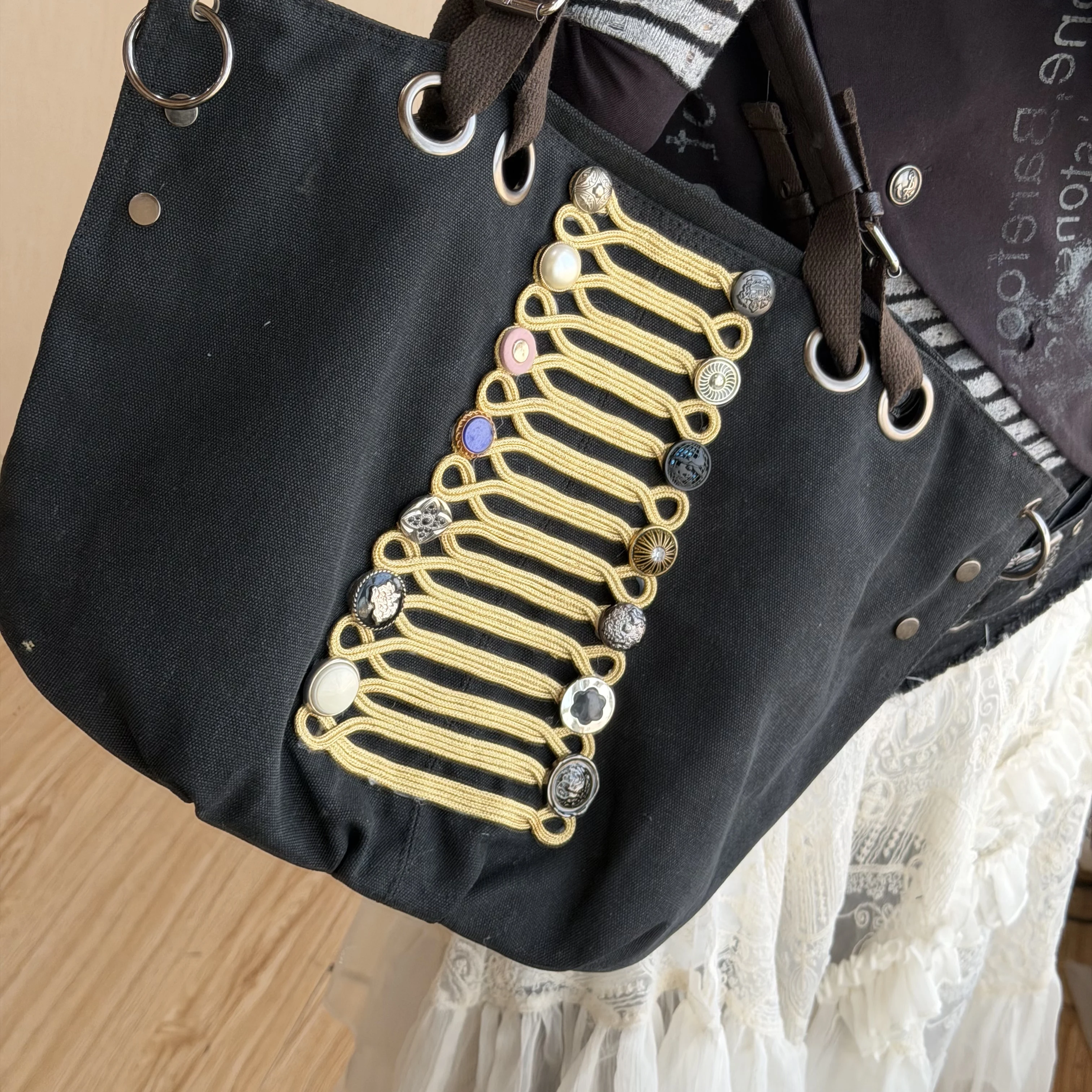 Original Designer Canvas-Tasche für Damen mit Nieten-Verzierung und Metall-Handgriff, Modische Schultertasche für Frauen – Detail 4