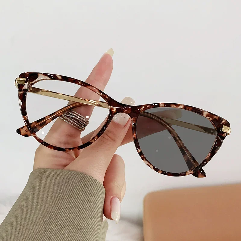 Fashion Retro Anti-Blue Light Photochromic Glasses Classic Cat Eye Triangle Eyeglasses Vintage Women Color Change Spectacles