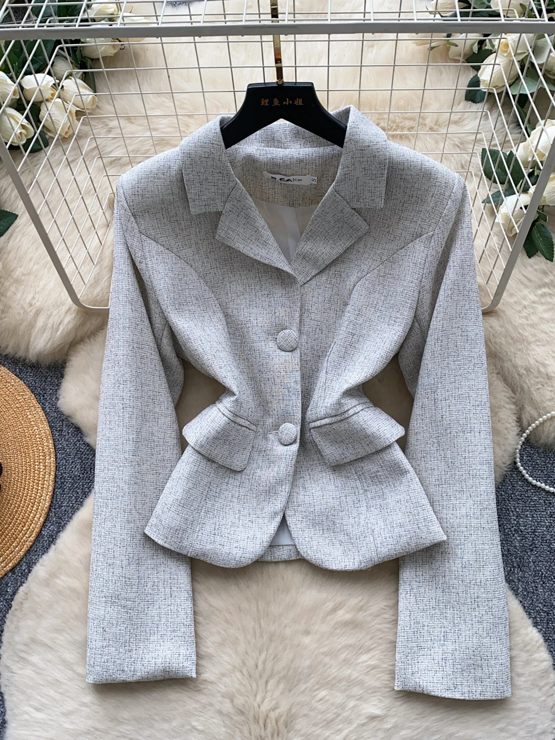 Retro Commuter Short Jacket Women's Slim Fit Design Autumn 2026 Waist-Cinching Notch Collar Versatile Business Style Top