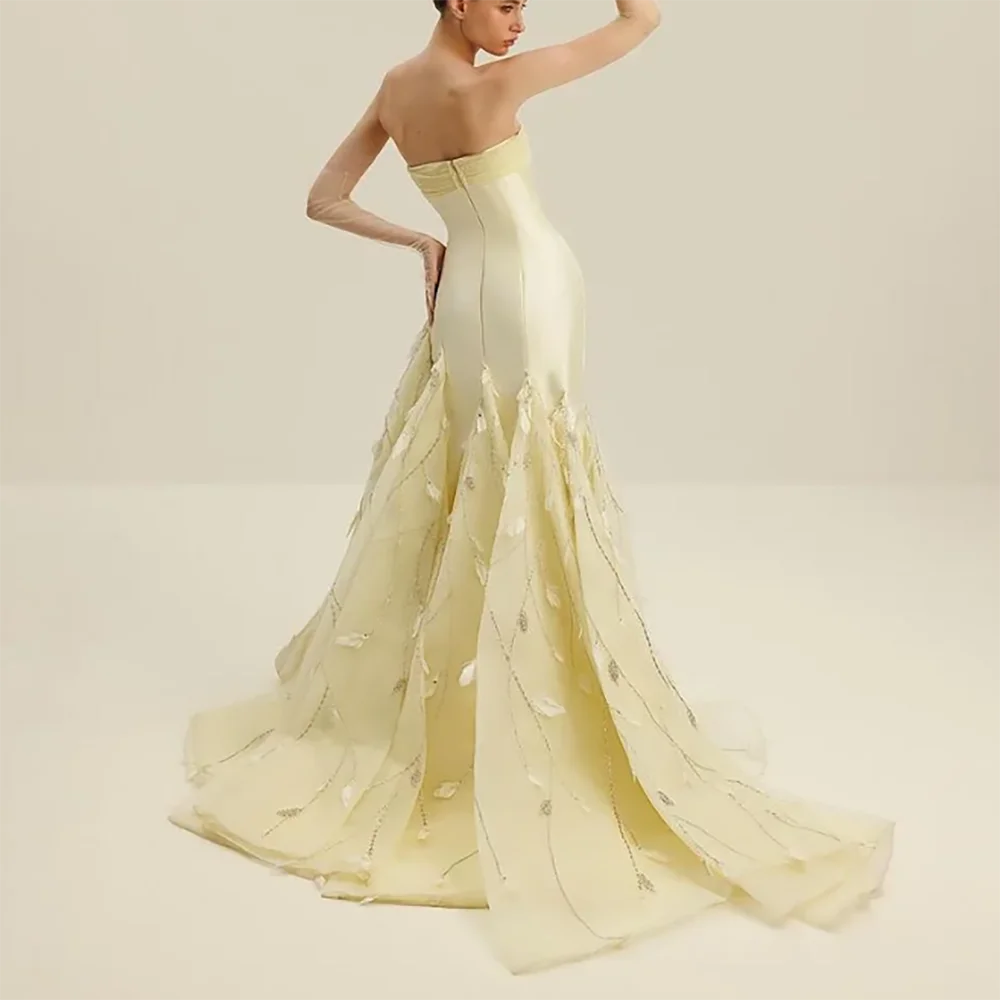 فستان حديقة من الريش باللون الأصفر الباستيل العتيق بدون حمالات بدون أكمام على شكل حرف a مع أعمدة النعامة مخيطة يدويًا