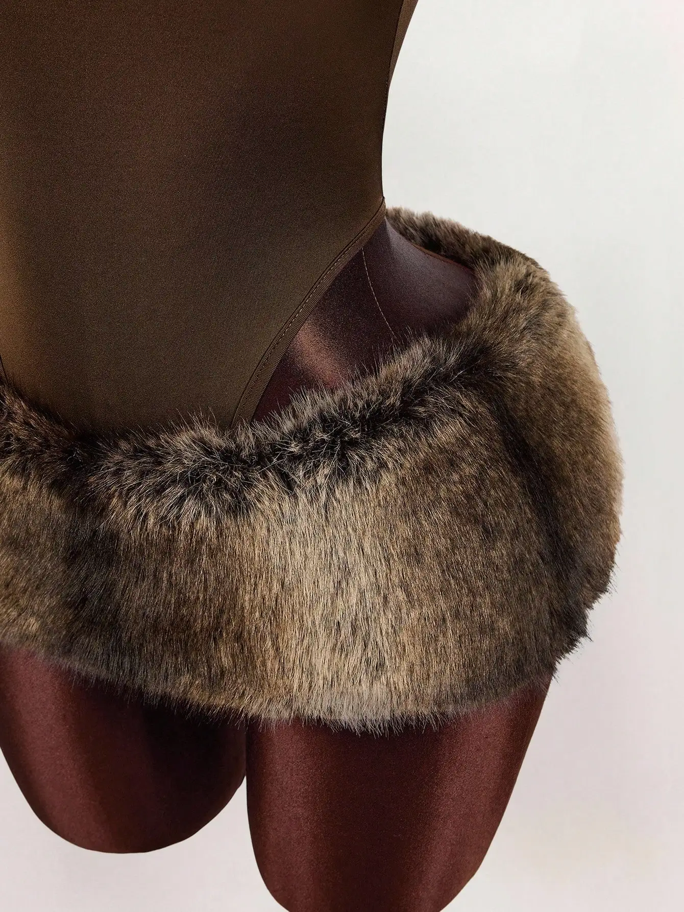 Conjunto de Mini Saia de Pelúcia Falsa Y2K e Macacão para Mulheres, Roupa Sexy para Festas de Outono/Inverno