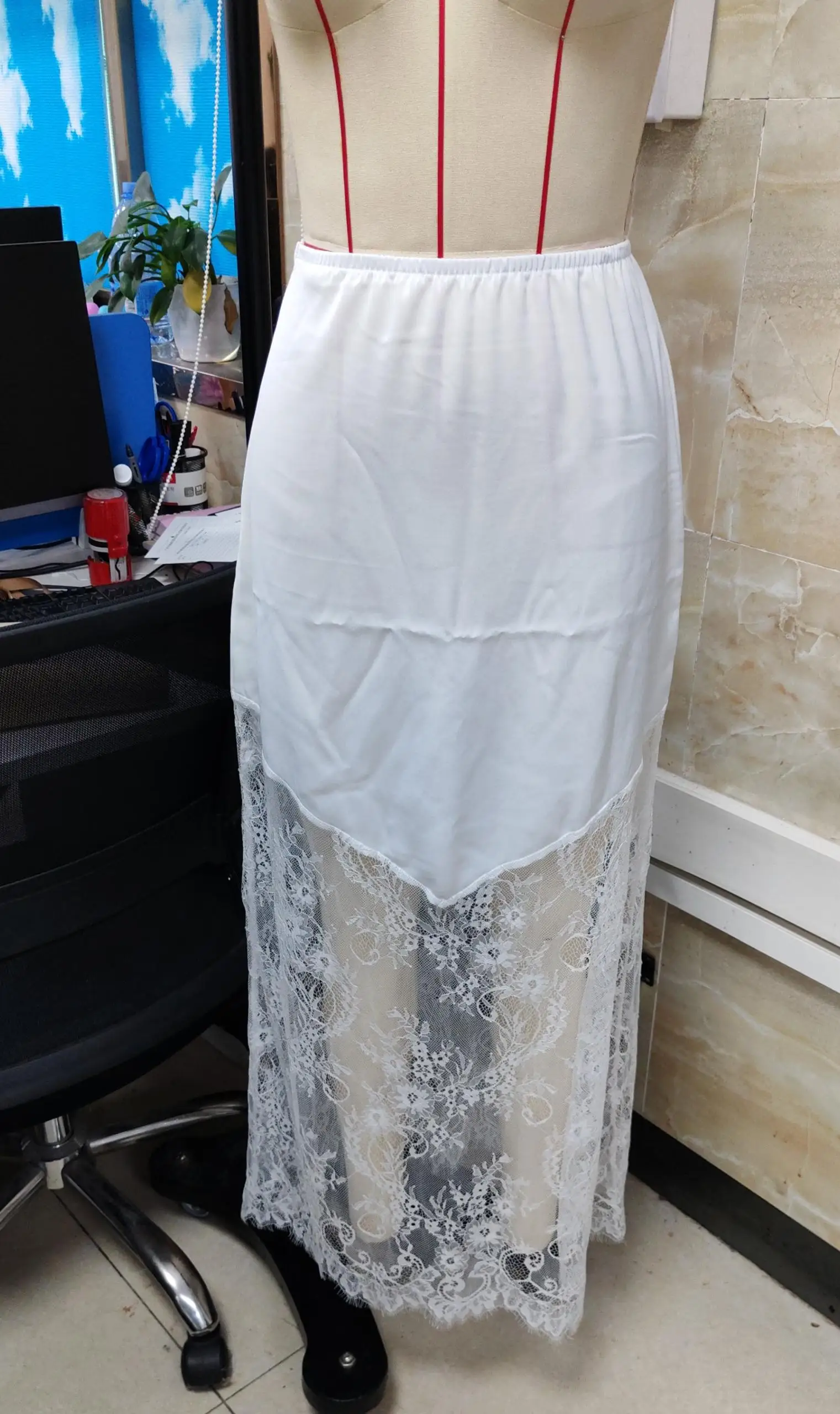 กระโปรงมิดิผู้หญิง แต่งขอบลูกไม้สีขาว ลายดอกไม้ ดีเทลผ้าซีทรู เอวกลาง สำหรับฤดูร้อน กระโปรงพลิ้วไหว สง่างาม ความยาวระดับกลาง