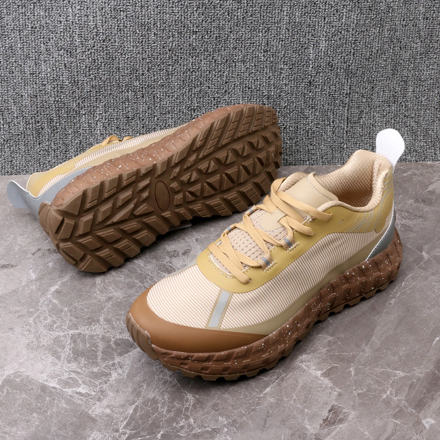 Breathable, lightweight, unisex professional track and field running shoes for marathons and training. Excellent quality.