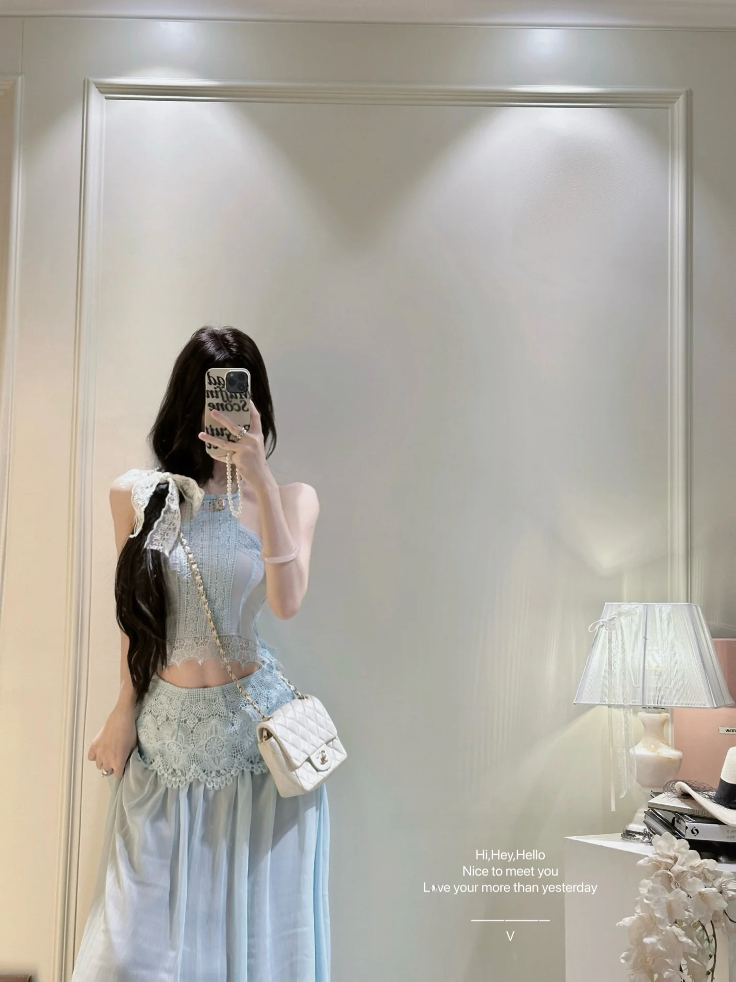 

Синий кружевной комплект из двух предметов: длинное платье с вырезом халтер и тяжелой вышивкой, а также топ с V-образным вырезом на пуговицах, для женщин