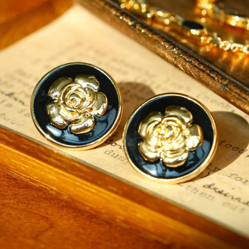 Romantic and Exquisite Luster Camellia Flower Earrings for Women Retro Light Luxury Black Enamel Earring Classics Charms Jewelry