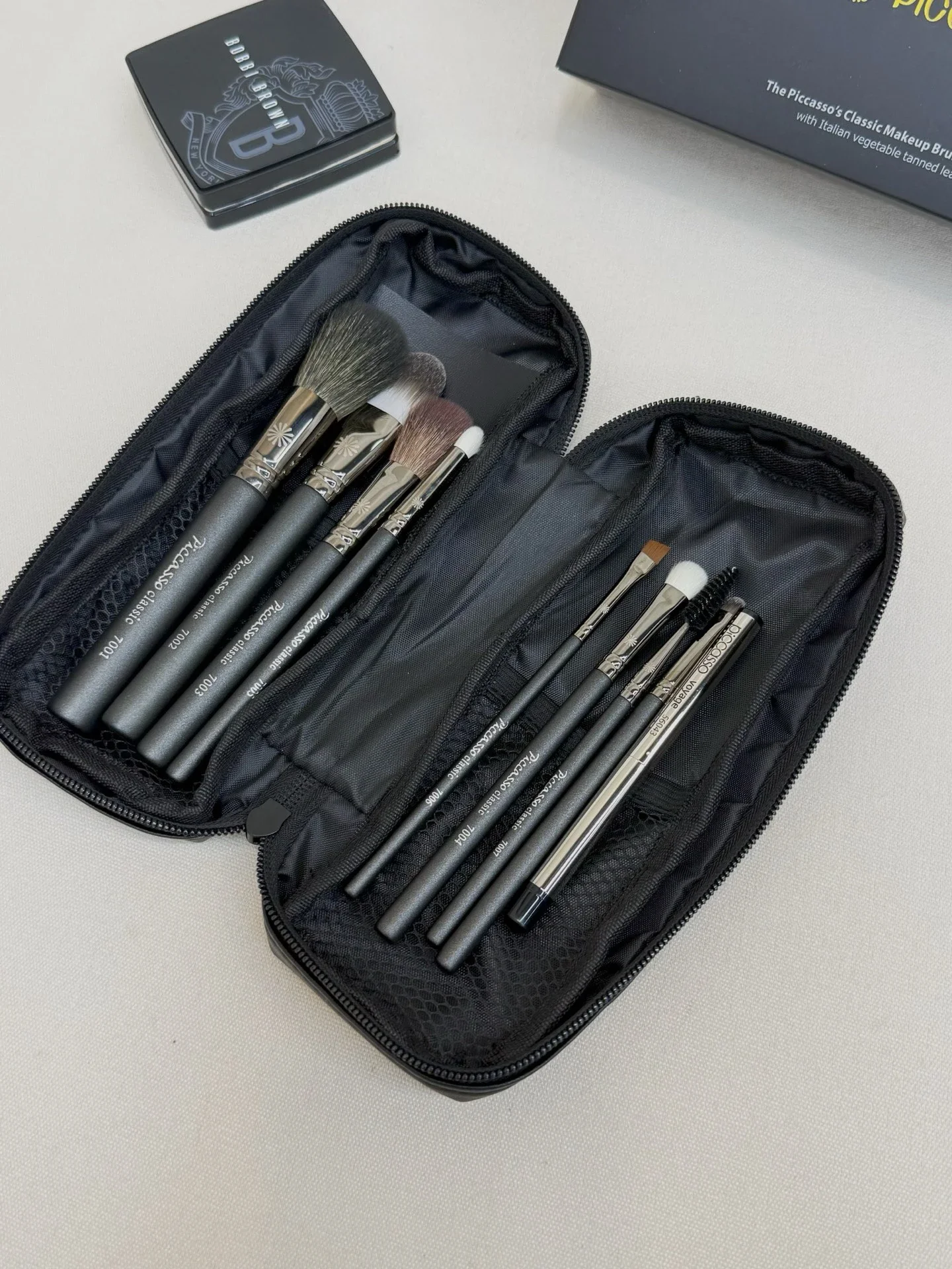 Von nackten Aquarellen bis hin zu reichhaltigen Ölen, dieses Pinselset hat alles, was Sie für ein luxuriöses Geschenk benötigen, hochwertige Make-up-Pinsel