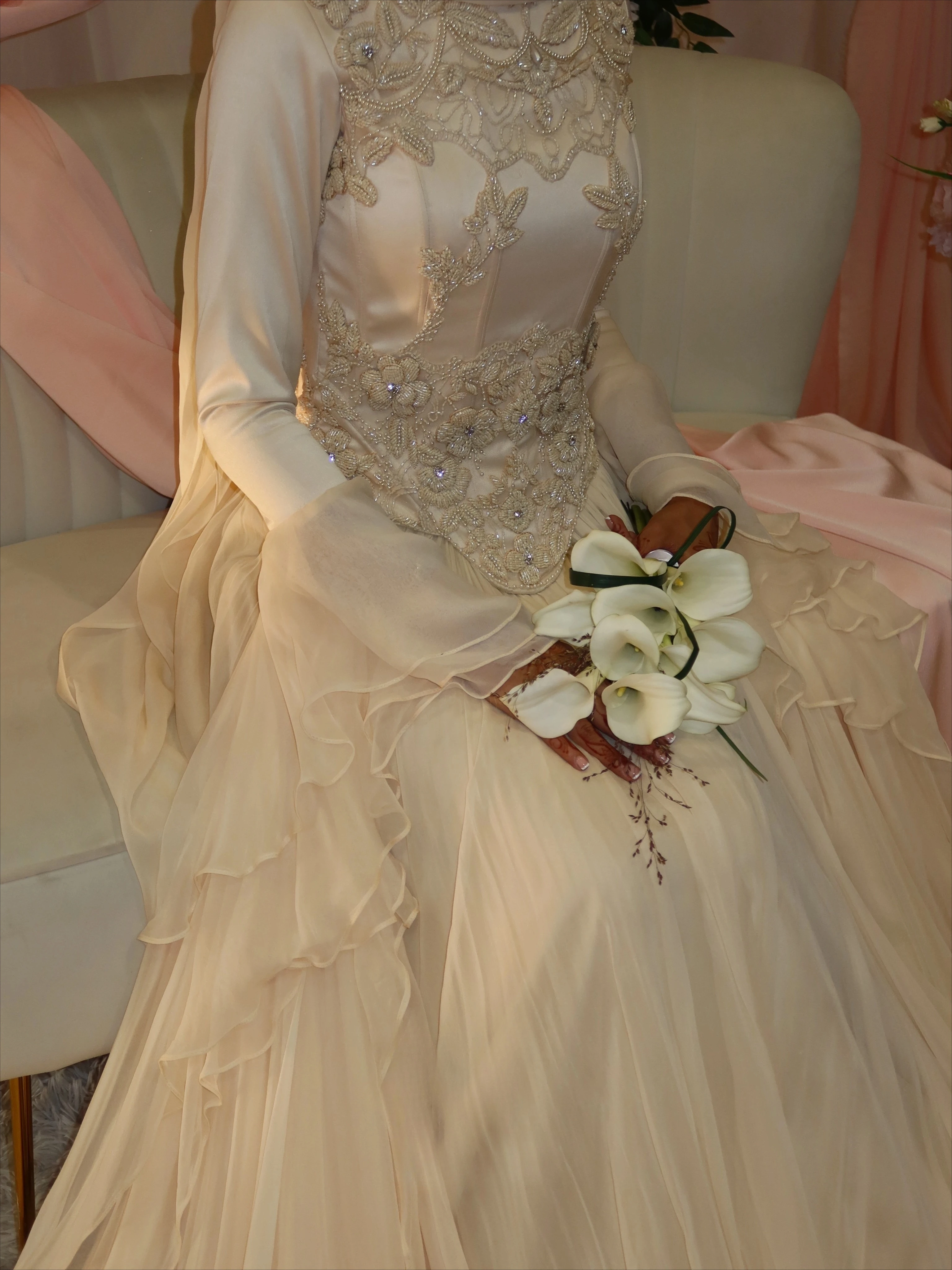 Customized Woman Islamic Modest Bridal Gown Muslim Ivory Wedding Dress Hijab Beaded Lace Chiffon Flare Sleeve Pleated Skirt