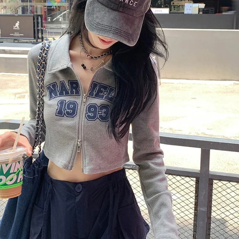

2024 New Autumn Women Vintage Zipper Crop Tops Lady Chic Polo Collar Long Sleeve Clothes Female Fashion Letter Printed T-shirt