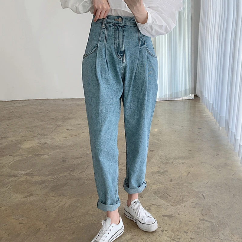 Calças Jeans de Cintura Alta com Corte Reto, Versáteis para o Verão, com Dois Bolsos, Efeito Emaecido, Pregas e Acabamento ...