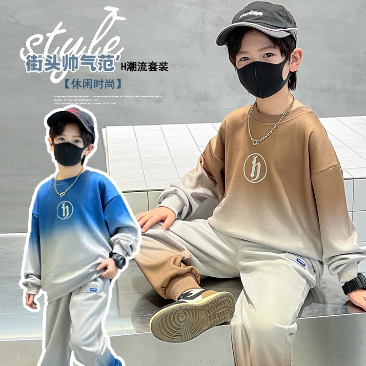 

2025 New Boys' Spring and autumn set is a trendy and casual two-piece set consisting of long-sleeved sweatshirts and long pants