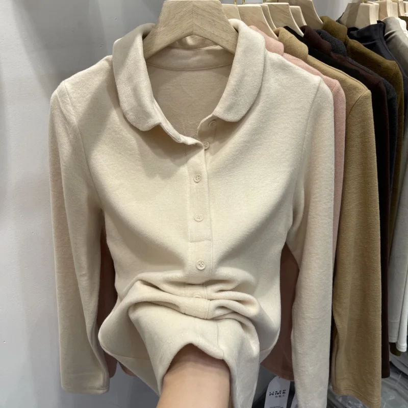 قميص نسائي بياقة مخملية على الوجهين. طبقة أساسية حرارية أنيقة لخريف وشتاء 2025، طبقات علوية أنيقة ودافئة.