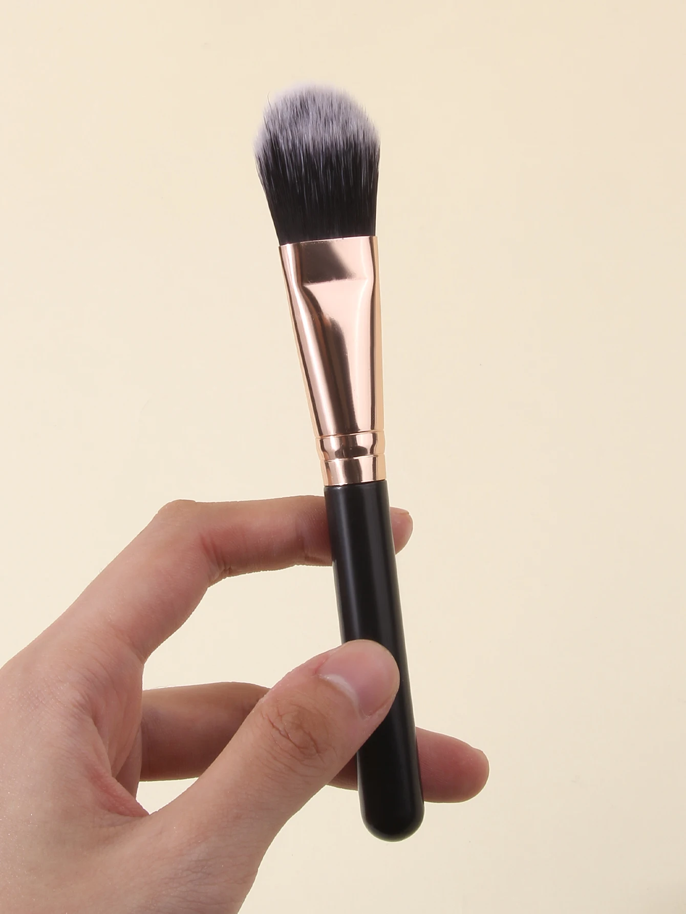 ファンデーションコンシーラーブラシ プレミアムコントゥアブラッシャーブラシ 完璧なアンダーアイブラシ 密集したフェイスメイクブラシ ブレンディング用
