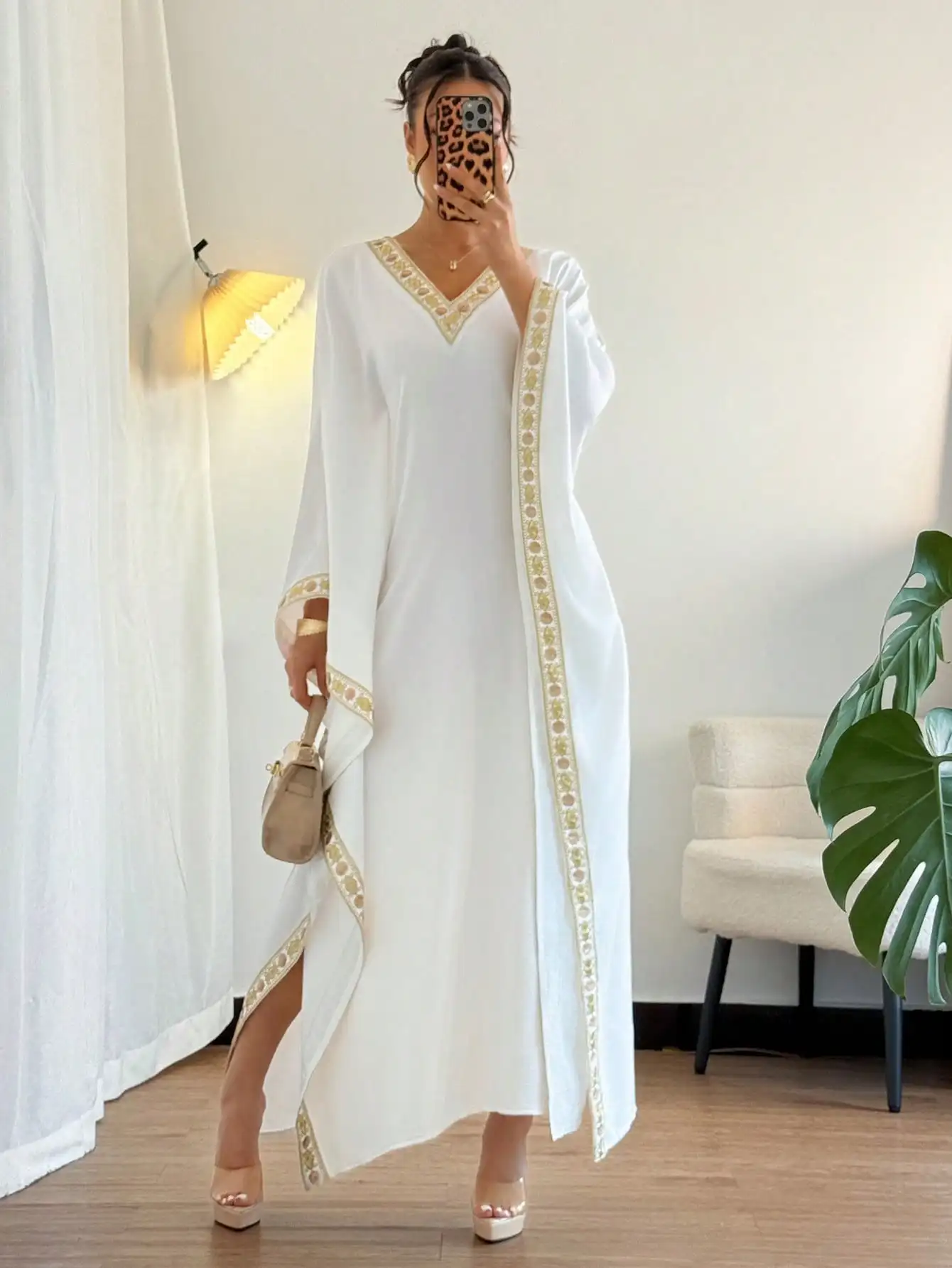 

Женское белое макси-платье с V-образным вырезом, золотой вышивкой и боковым разрезом