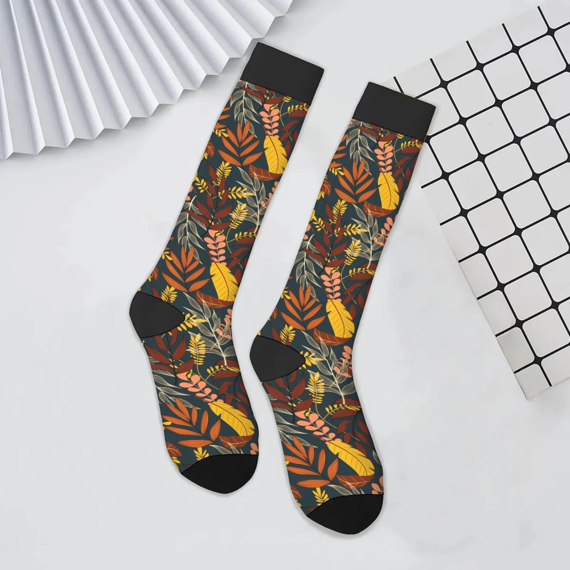 جوارب خريفية عالية الركبة مع أوراق وفرع ملون وأوراق بلوط قرمزي وفروع محكم وألوان تراحية ومظهر أنيق ريفي