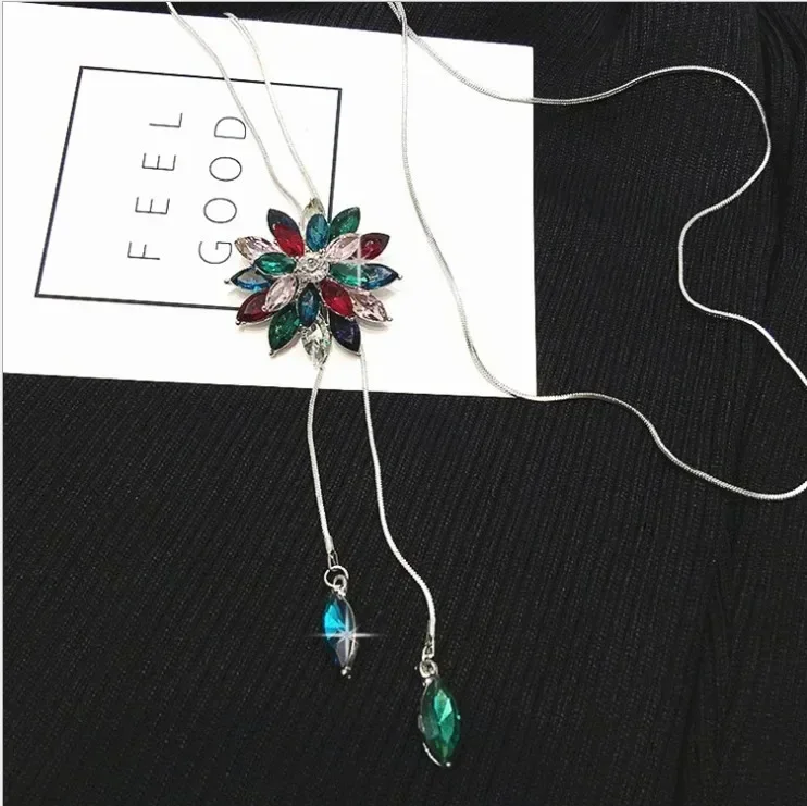 

Women's Flower Triangle Crystal Choker Necklace - 3 Colors European Style Fashion Jewelry Accessory for Christmas Party
