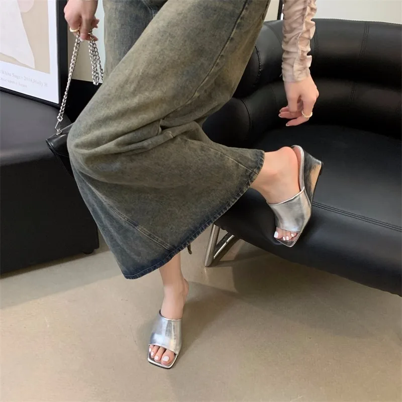 Buty damskie 2024 nowe kwadratowe noski klapki damskie letnie z wystającym palcem solidna zewnętrzna codzienna kapcie na platformie na platformie