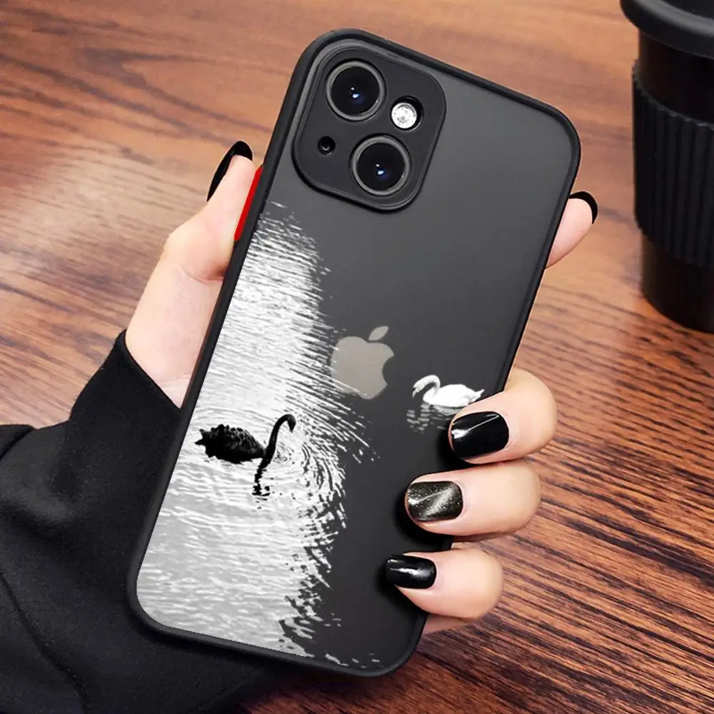 Casing ponsel angsa hitam dan putih romantis, casing penutup Matte pelindung tahan guncangan untuk IPhone 15 14 11 12 Pro 13 16 Pro MAX XR XS