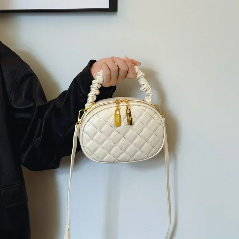 

2025 Новинка! Стильные стеганые сумки с вышивкой для женщин. Популярные маленькие круглые сумки через плечо и портативные сумки с высоким уровнем внешнего вида.