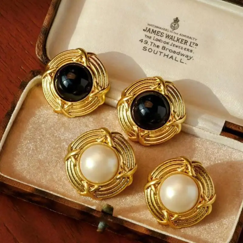 

Vintage Court Style Lustrous Round White Mabe Pearl Black Agate Earring Braided Gold Frame Gemstone 9k Gold Jewelry Dropshipping