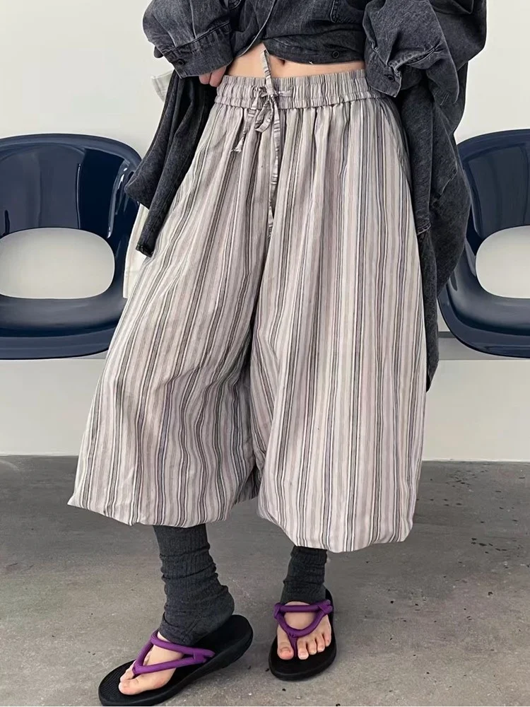 

Повседневные женские брюки с высокой талией и широкими штанинами, весенне-летние, тонкие, свободные, больших размеров, в полоску, комбинированные брюки-юбка длиной 7/8, комфортные.