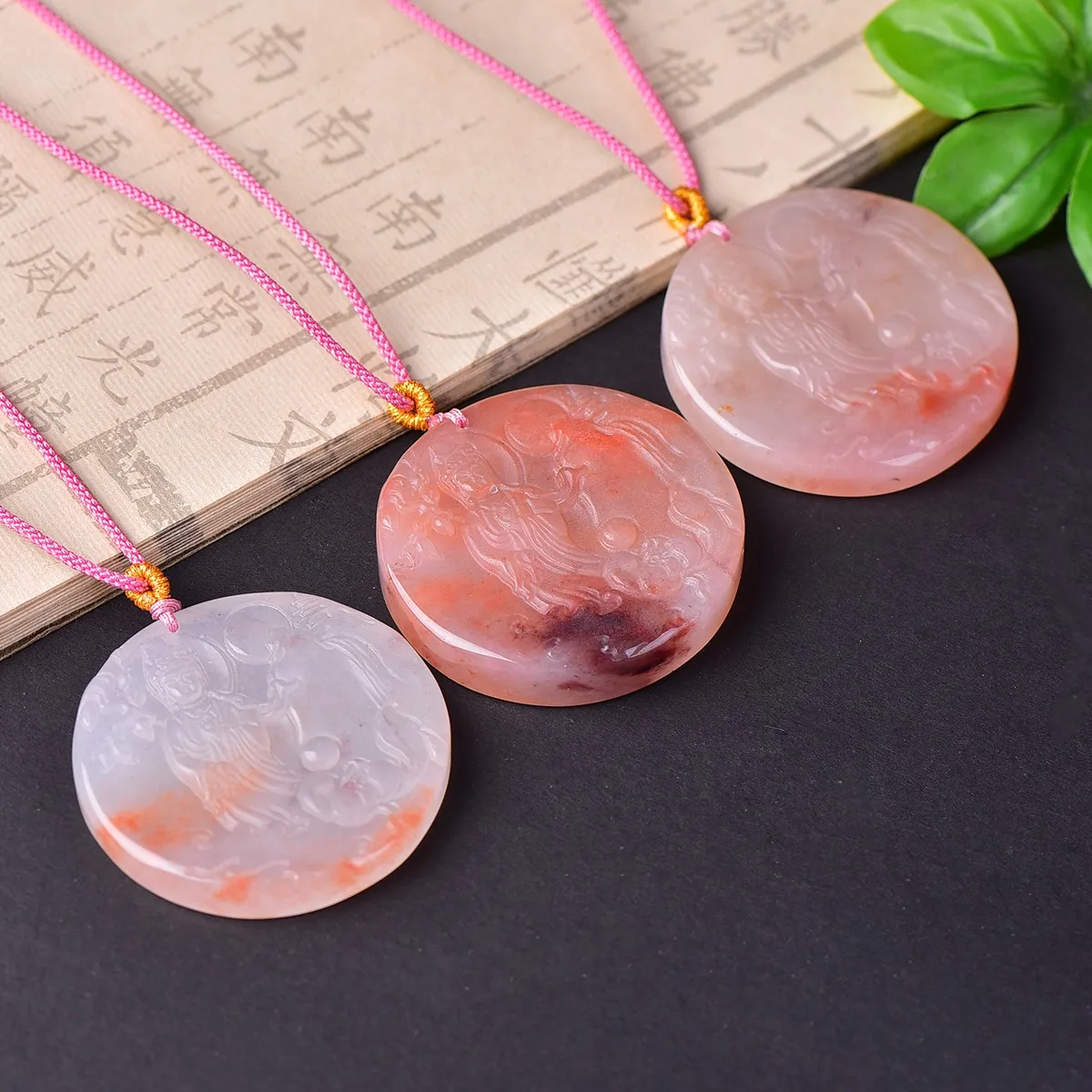 

The exquisite peach blossom jade Guanyin symbolizes good fortune and happiness, and saves all beings. It is a gift for family