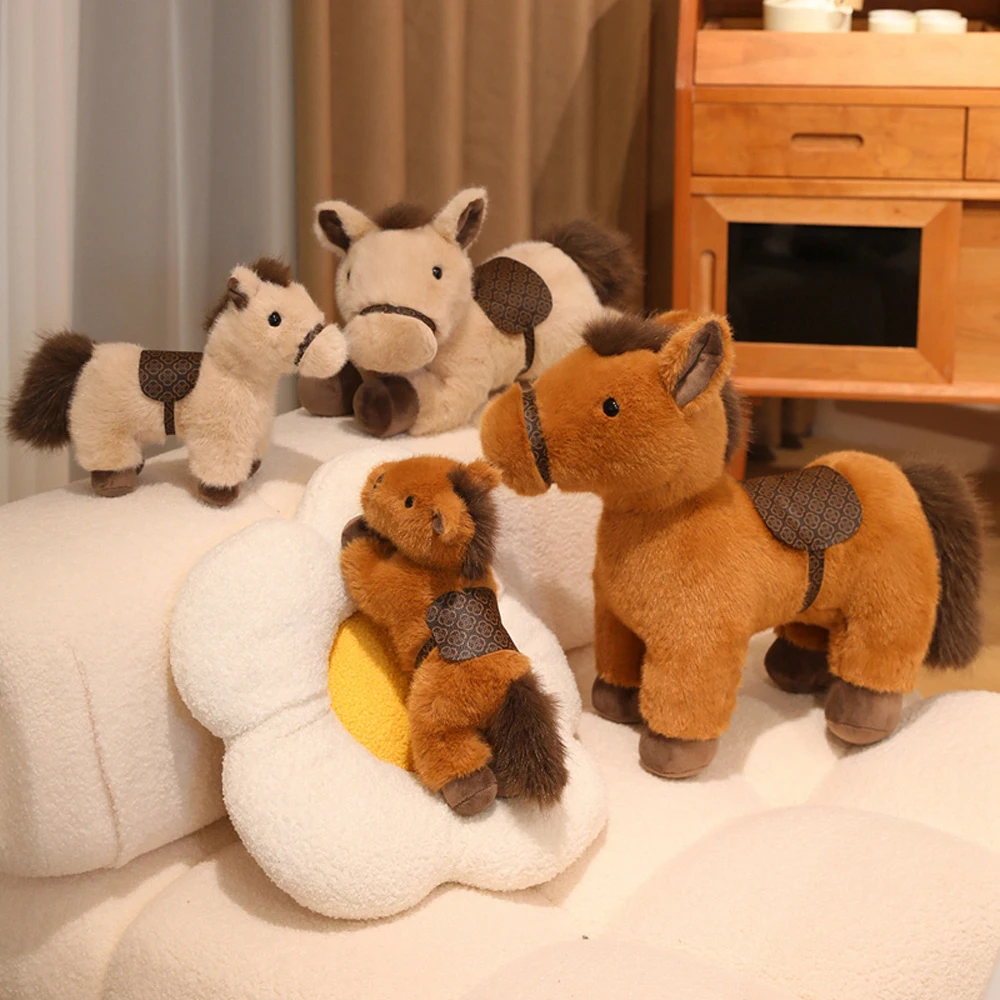 Pluizig bruin paard knuffeldier Wildlife Pony knuffels dragen zadels staand paard zachte poppen verjaardagscadeaus Christmasma