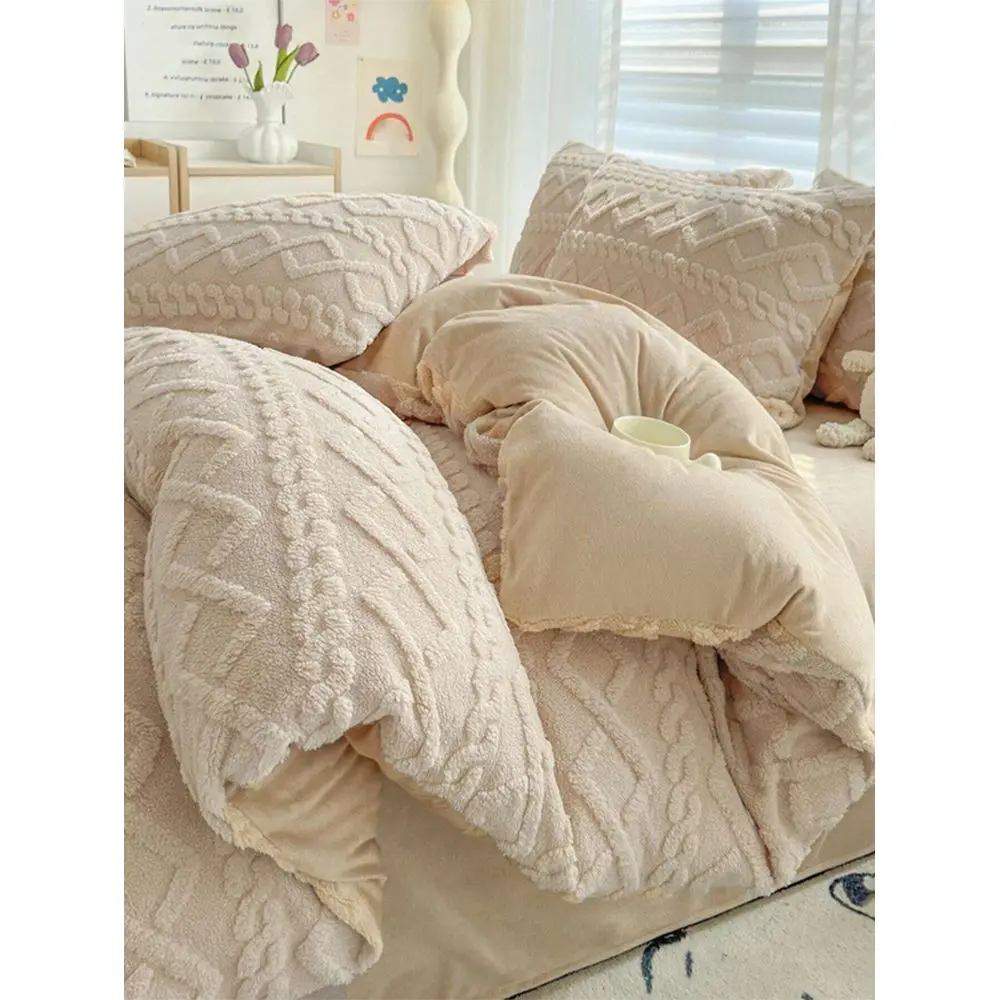

Набор постельного белья Fluffy Super Soft: плюшевый комплект пододеяльников, 1 пододеяльник на молнии и 2 наволочки.