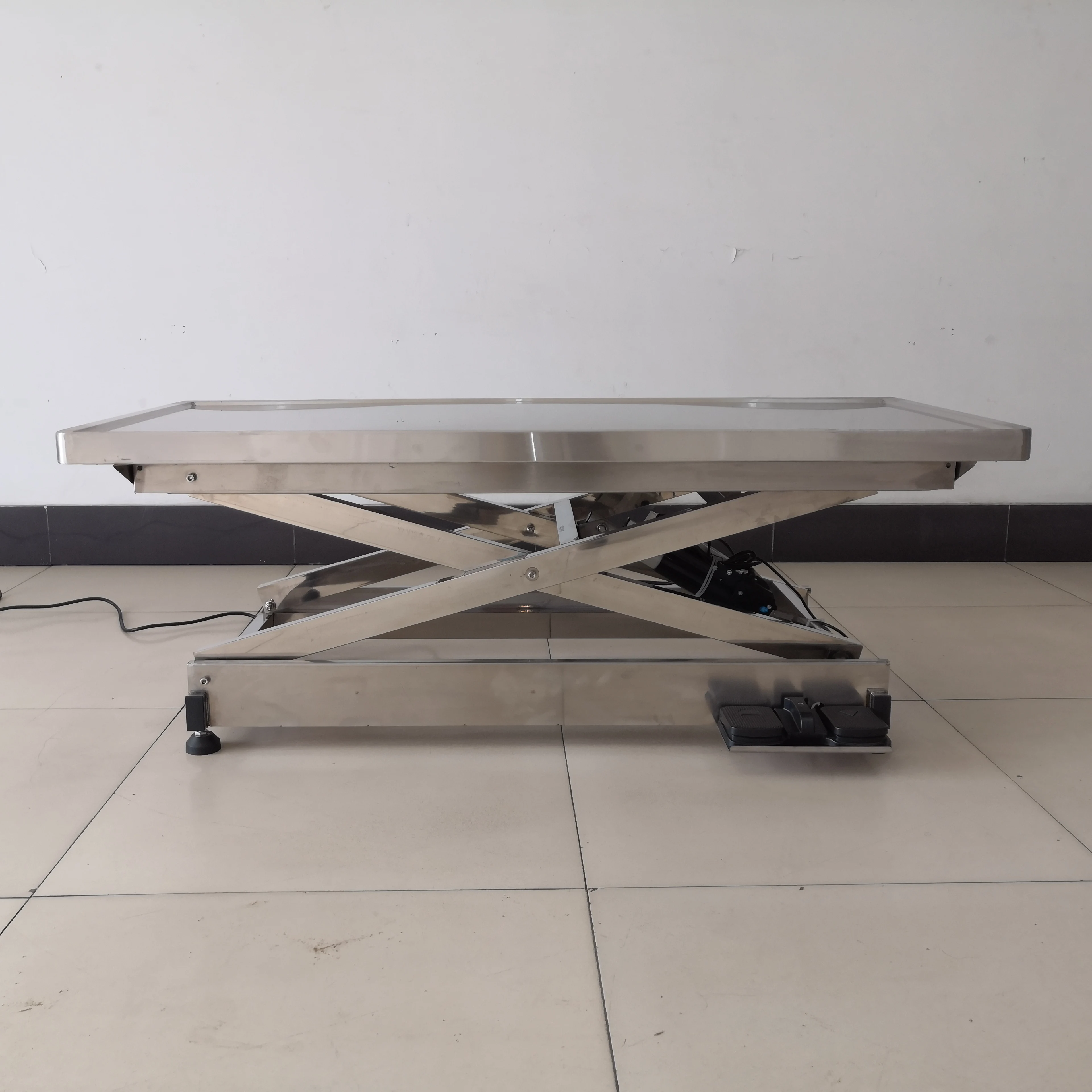 Stainless Steel Veterinary Surgical Table With Integrated Restraint System For Dogs Cats