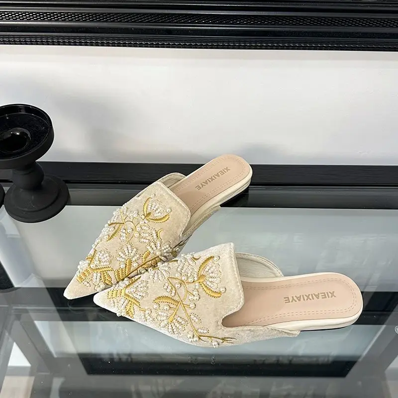 

Flat Sole Comfortable Closed Toe Chinese Embroidery Women's Mules 2026 New Style Retro Pointed Toe Outdoor Shoes