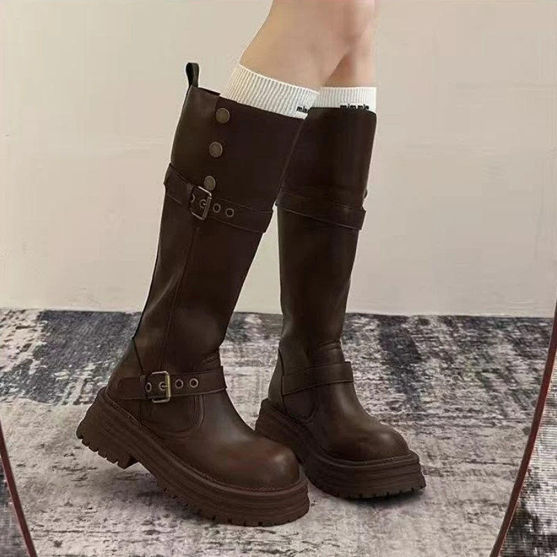 Damen Kniehohe Motorradstiefel mit klobiger Plateau-Sohle, Schnallenverschluss, Vintage Biker-Stiefel, umwandelbare, hochgeschnittene Stiefel mit umklappbarer Stulpe – Detail 7