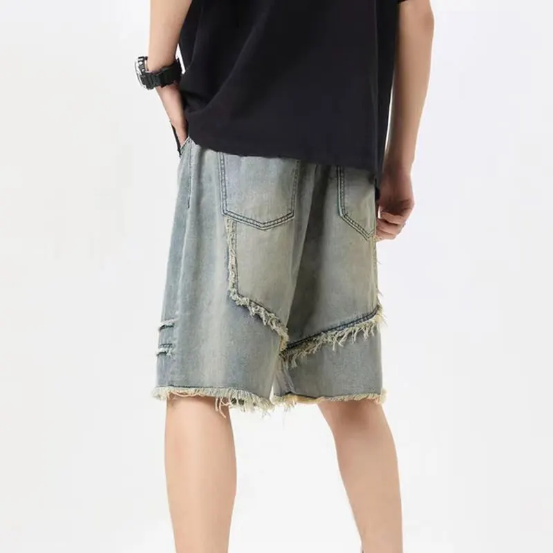 Immagine 7: Pantaloni in denim da uomo con frange e lavaggio effetto invecchiato, stile American Vintage, per un look giovanile e vivace, modello estivo a gamba dritta e vestibilità ampia, lunghezza al ginocchio.
