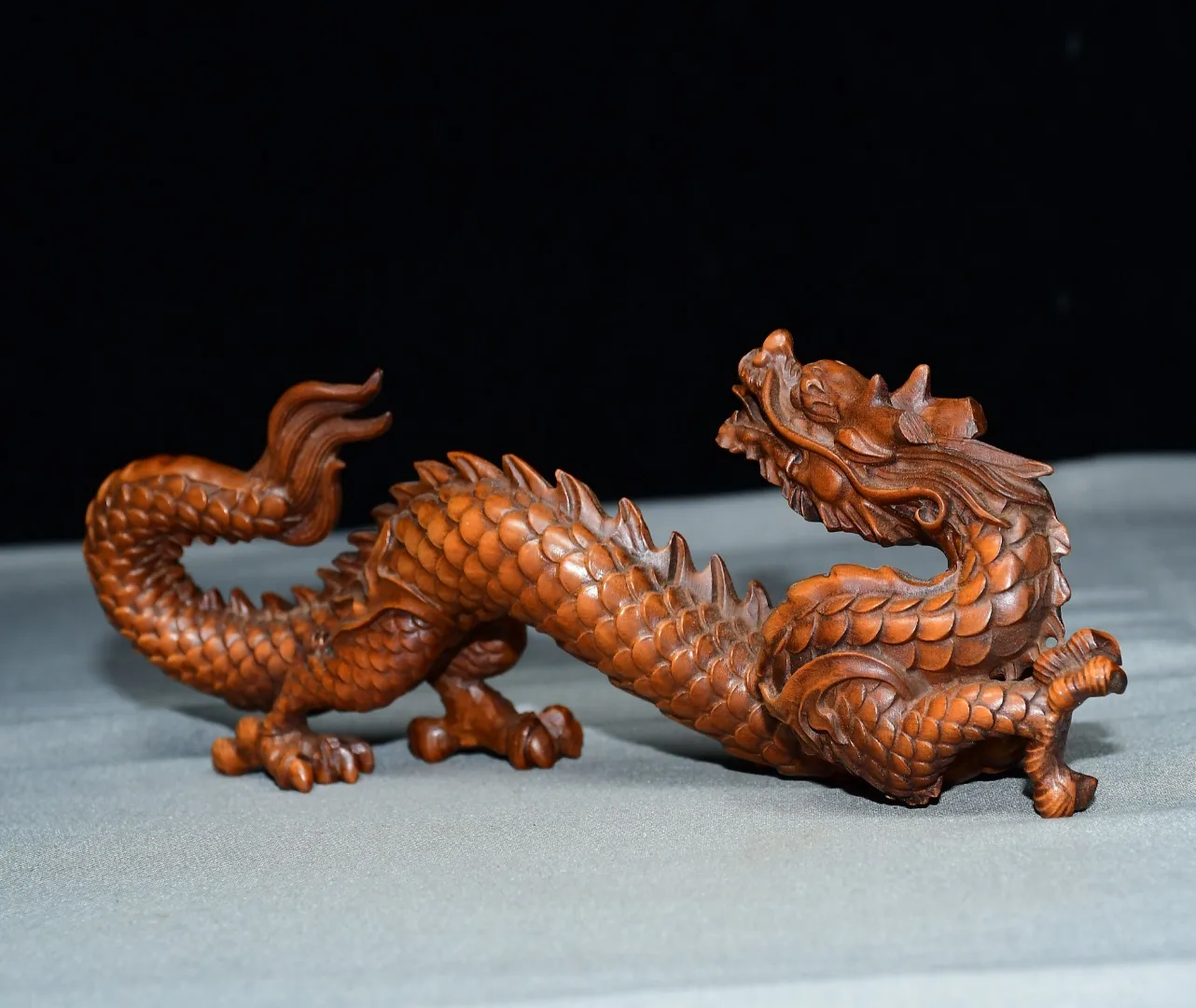 High-quality natural small-leaved juniper wood dragon figurine, suitable for home decoration and tabletop display.