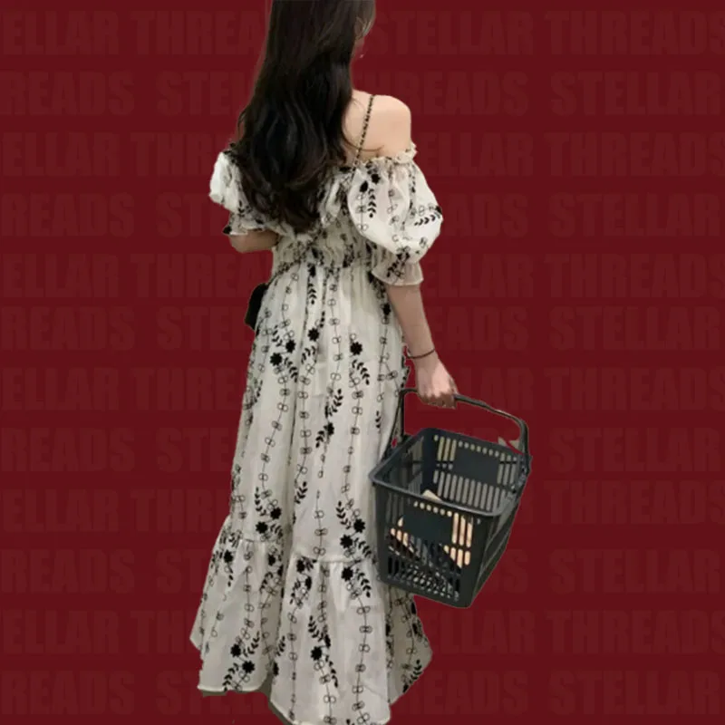 魅力的なオフショルダー パフスリーブ花柄シフォン ドレス: エレガンス、レジャー、楽なスタイルを滲み出します。