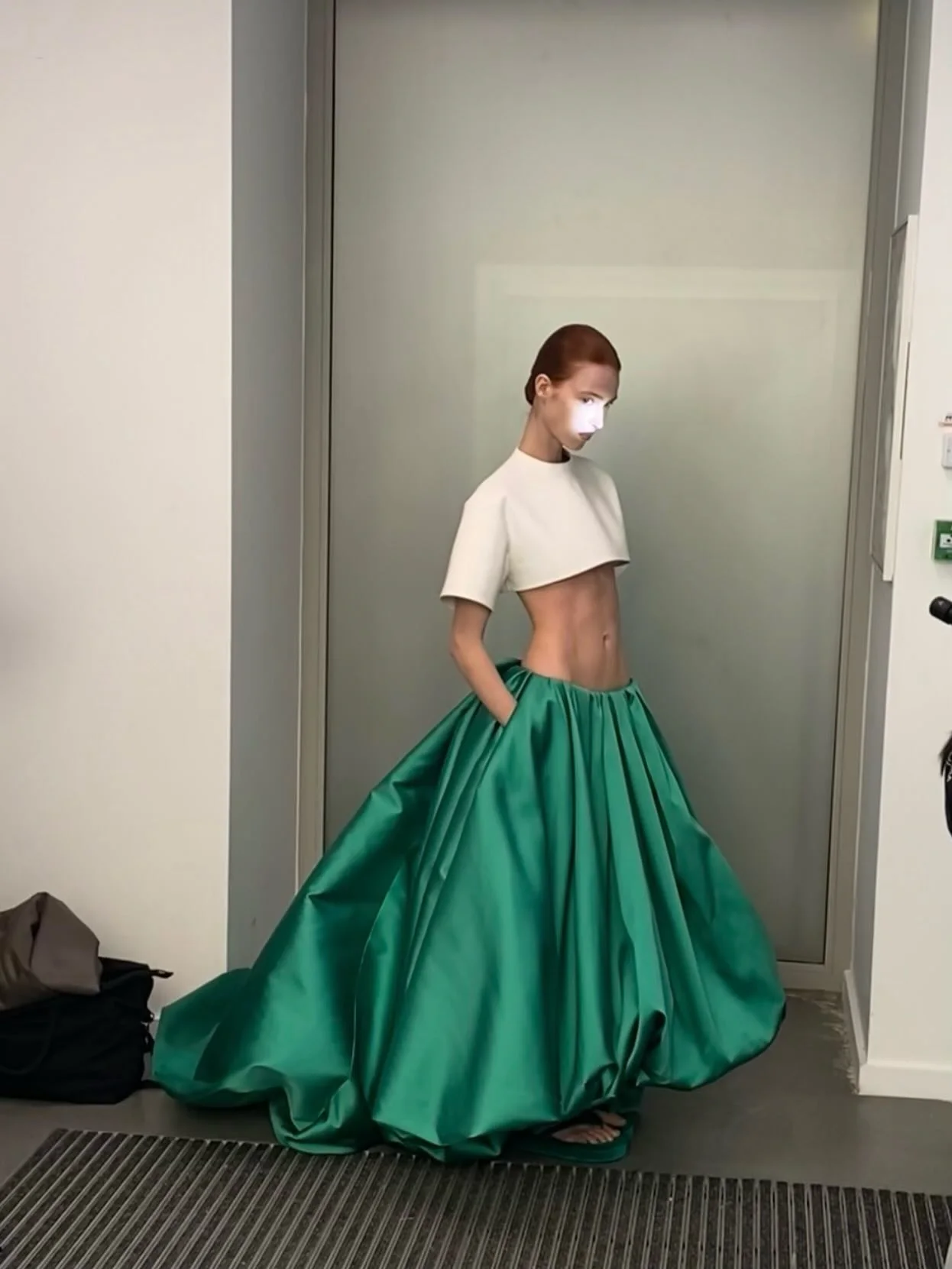تنورة كرة خضراء أنيقة مع جيوب إضافية منتفخة كشكش من الساتان تنورة طويلة للحفلات الراقصة للنساء ملابس سهره مناسبة رسمية