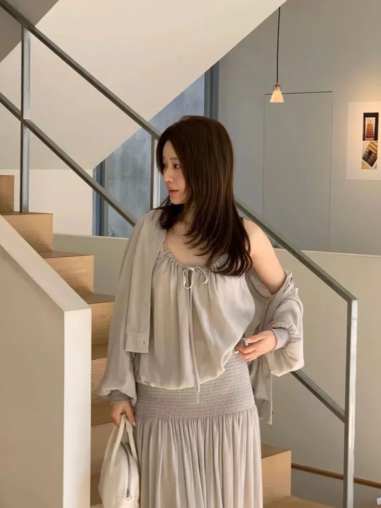 

Весенний комплект 2026: Рубашка с воротником-стойкой, жилет на бретелях и юбка (три предмета) в корейском стиле для женщин, с длинным рукавом, из чистого хлопка.