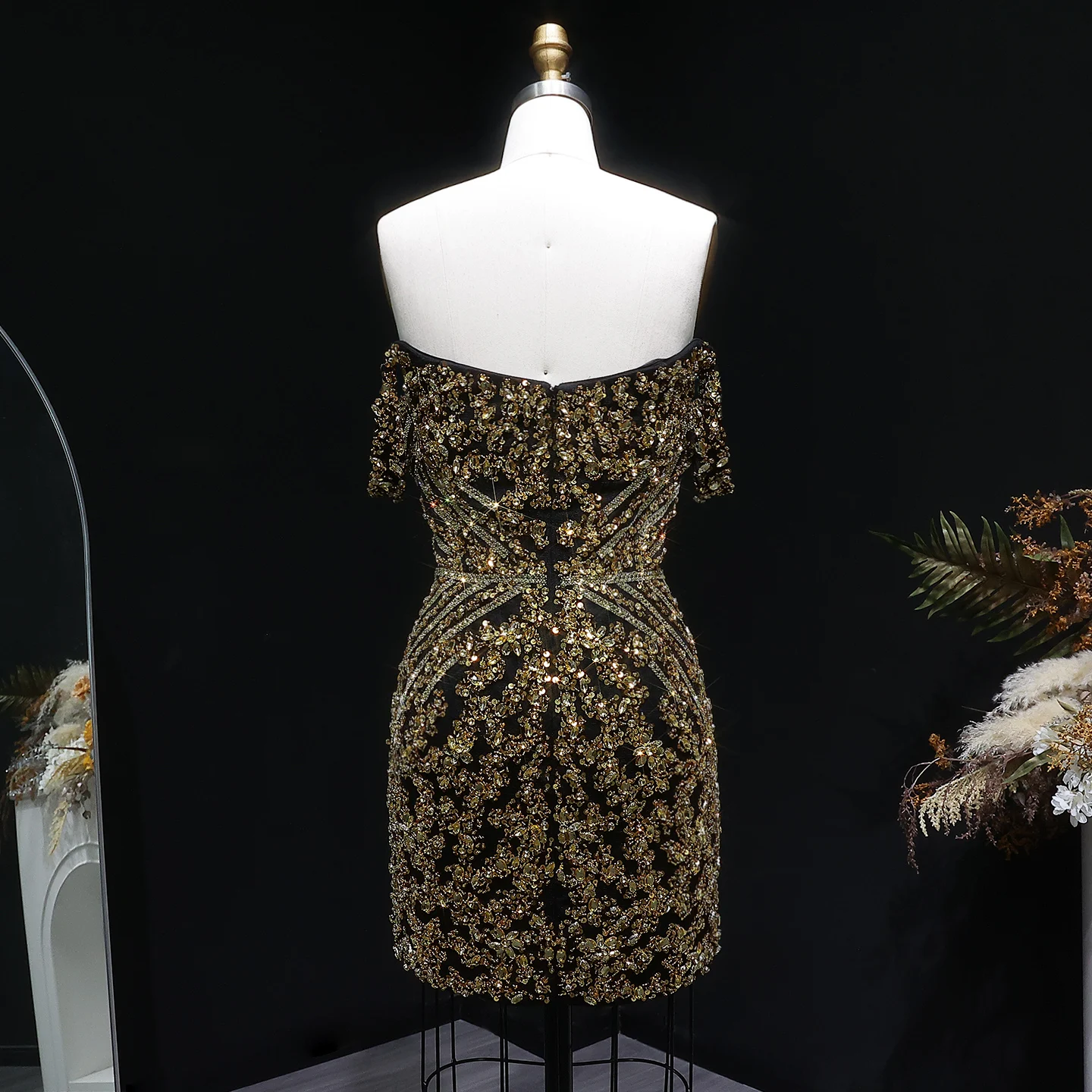 Sharon Said Schwarzes schulterfreies Kleid mit tiefem V-Ausschnitt und schweren Perlenverzierungen, kurzes Cocktailkleid für Abschlussball und Party, Dubai, RM131, maßgeschneidert – Detail 19