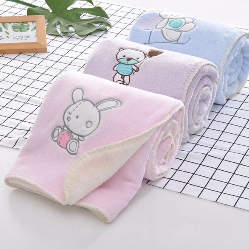 Coperte per neonati Neonato Cartone animato Orso Ricamo Flanella Coperta per bambini Swaddle Wrap Copertura per passeggino per bambini Coperta per bambini Trapunta da letto