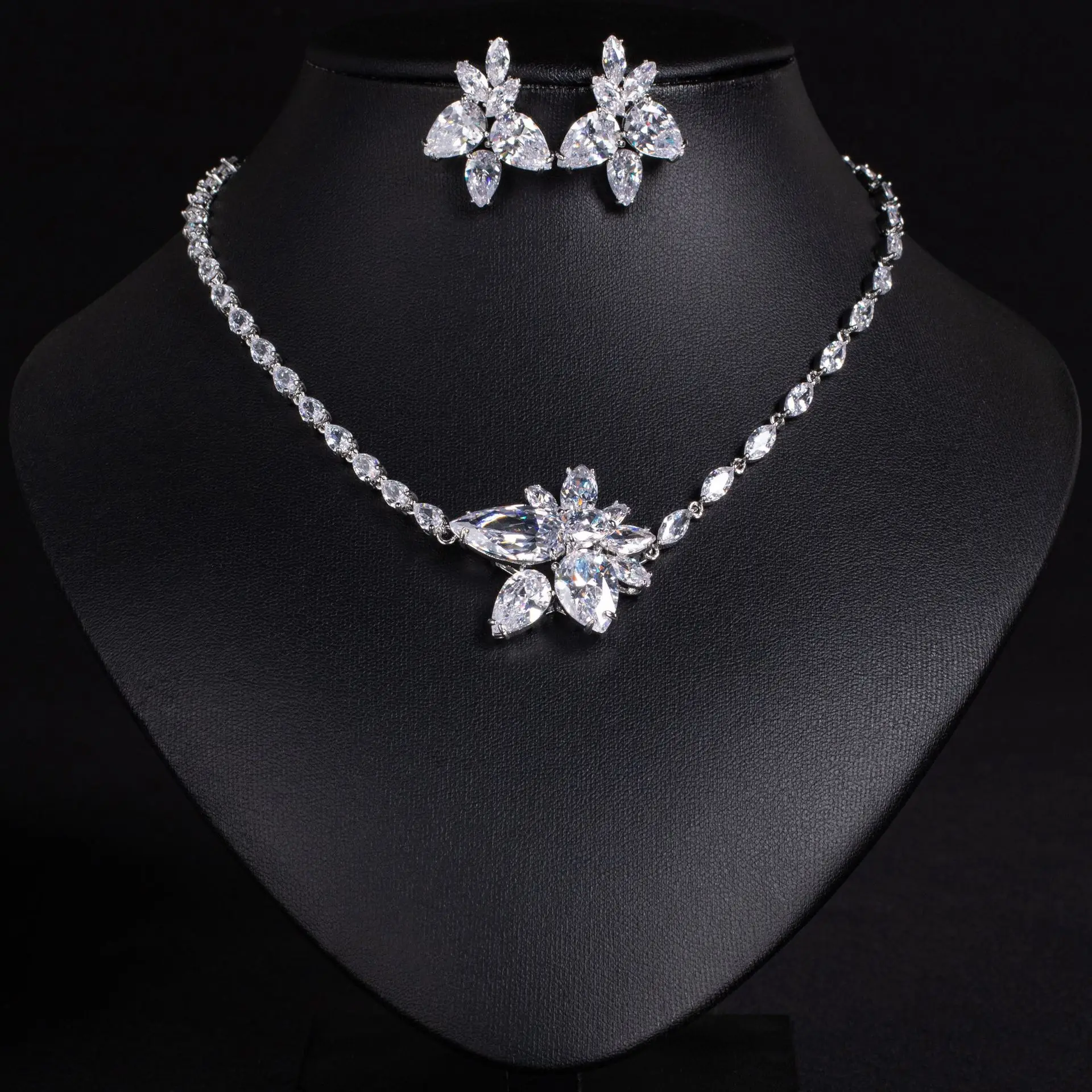 مجموعة أقراط وقلادة على شكل دمعة من الألماس - مجموعة مجوهرات الزفاف الأنيقة - أزياء Jovani النسائية