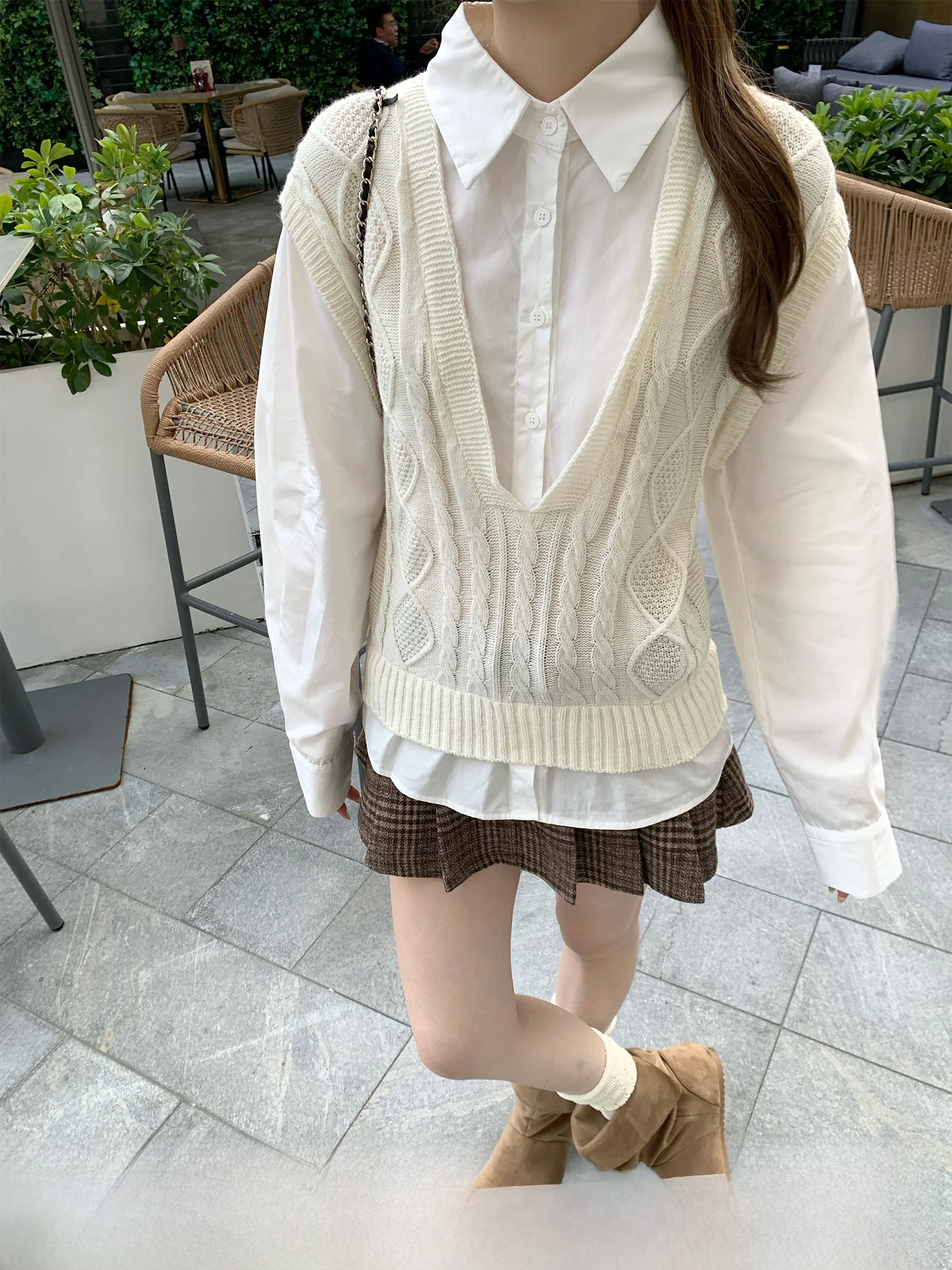 

Korean Style Knitted V-Neck Twist Fake Two-Piece Shirt Women's Spring 2026 New Fashion Straight Cut Long Sleeve Neck Top