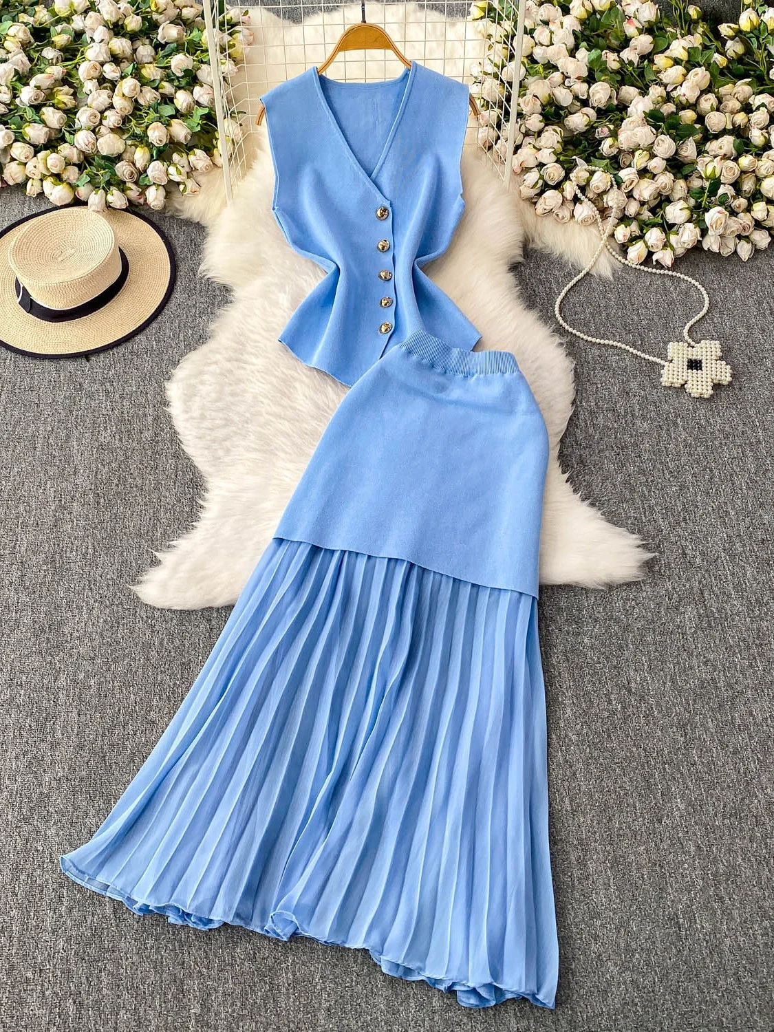 

Модный комплект для молодых женщин: вязаный жилет с V-образным вырезом и плиссированная юбка с высокой талией, украшенная металлическими элементами.