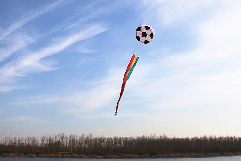 Envío Gratis, cometa de fútbol, juguetes voladores para niños, carretilha de linha de pipa, carrete de cometa, latawiec dla dzieci pipa peixinhos