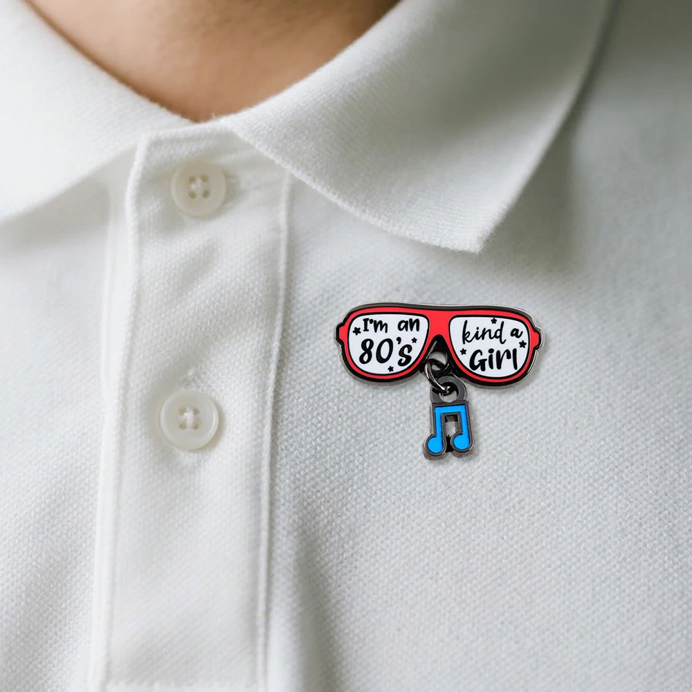 Ich bin ein 80er-Jungen-Sonnenbrillen-Emaille-Anstecker, süßer blauer Musiknoten-Anhänger, Abzeichen, 80er-Retro-Ästhetik-Schmuck, Accessoire, Geschenk – Detail 7