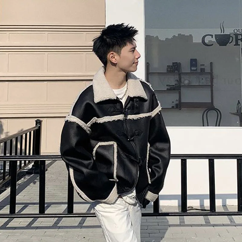 معاطف رجالية عصرية من الجلد بتصميم متباين الألوان مع طية صدر السترة سترات عصرية واحدة الصدر للرجال لخريف 2025 2A2274