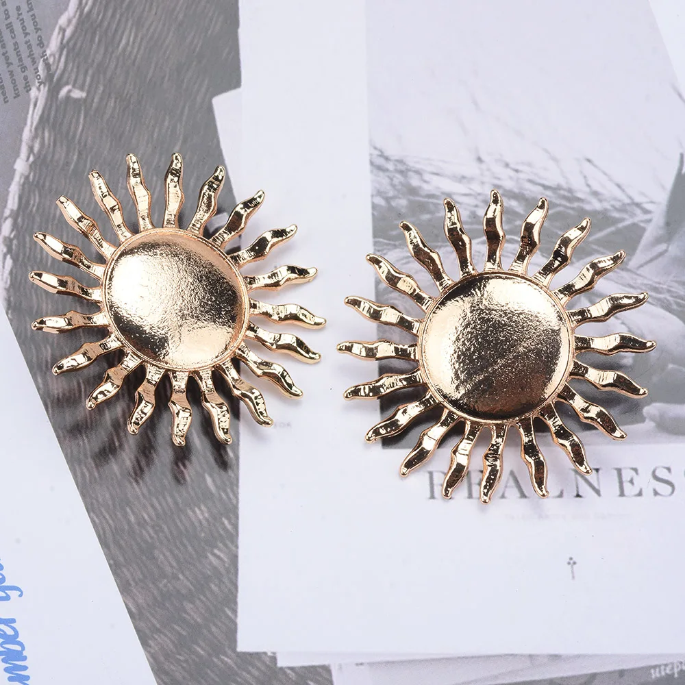 2025 New Fashion Golden Big Sun Shape Metal Earrings Women Indian Vintage Retro Punk Statement Earrings Jewelry