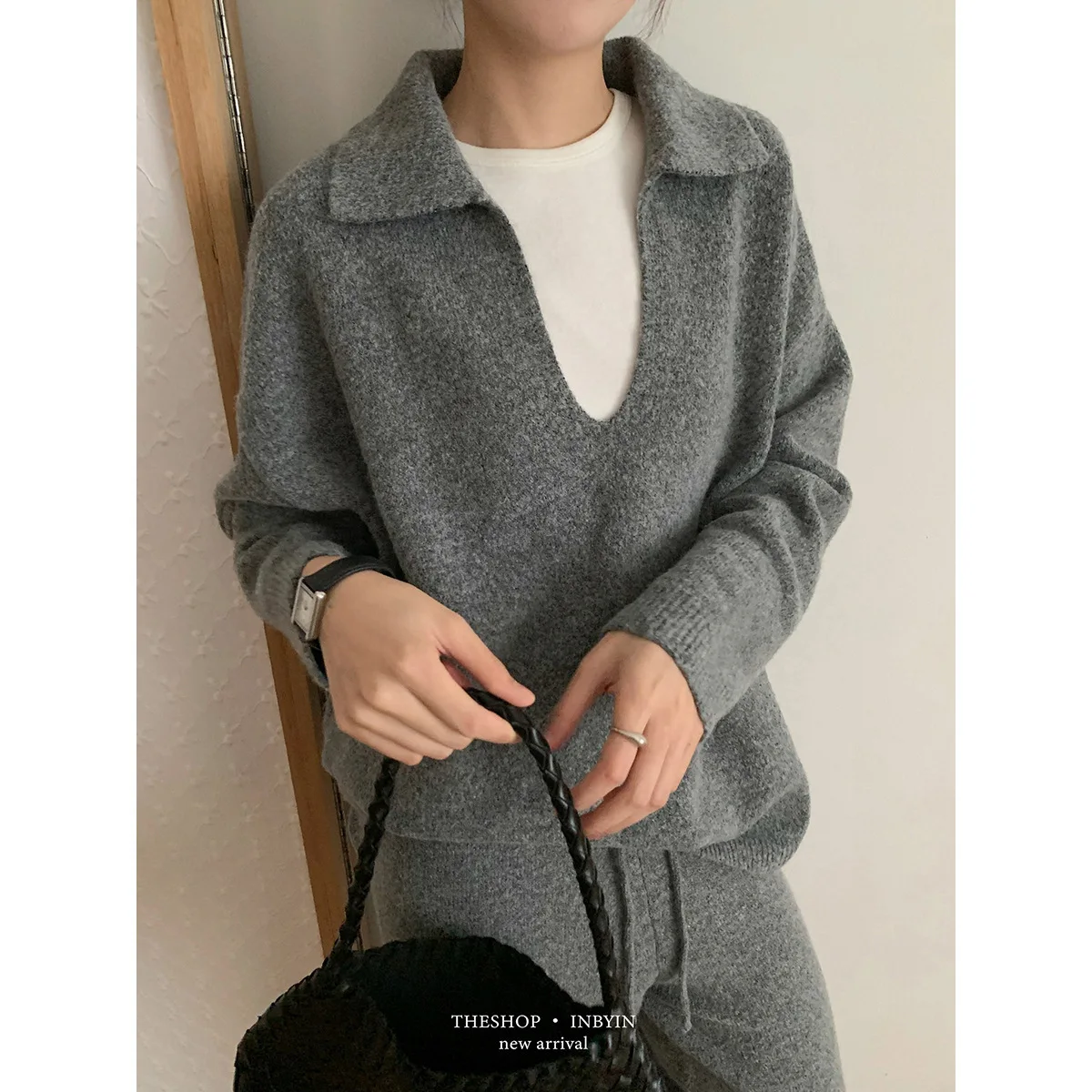 

Свободный вязаный свитер с воротником-поло и v-образным вырезом, осень-зима, женский топ средней длины с длинными рукавами