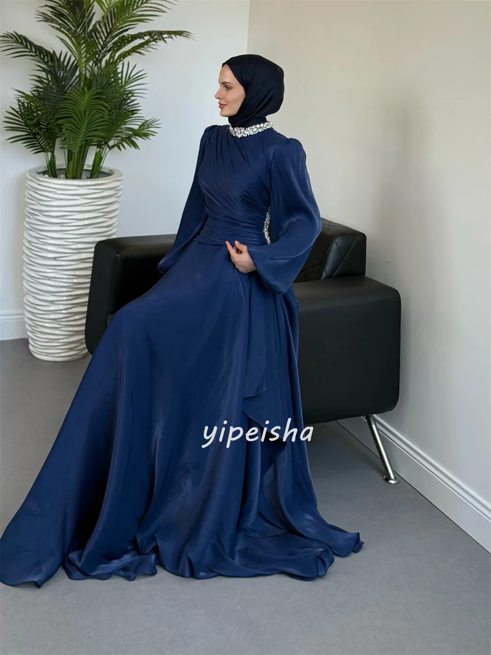 تخصيص رائعة مطابقة حجر الراين Ruched ألف خط عالية الياقة فساتين طويلة فساتين مناسبة مخصصة أزياء عالية الجودة