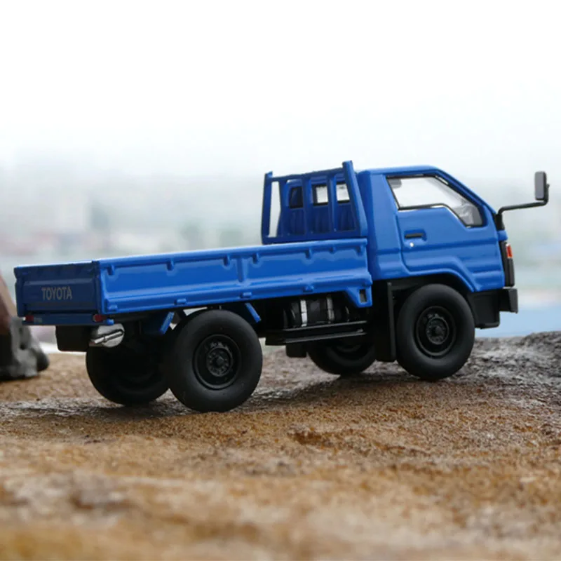 Diecast 1:64 Scale Toyota Dyna Truck Transport Vehicle Single Row Pickup Simulation Alloy Car Collectible Toy Gift Souvenir