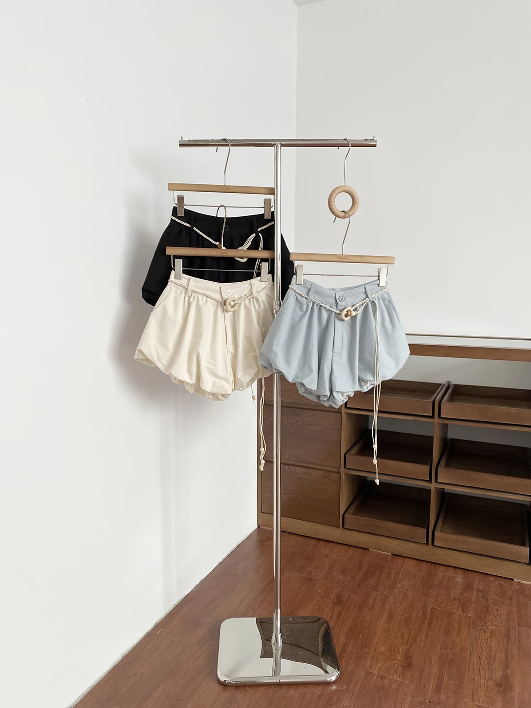 

Новые летние женские укороченные брюки-клеш 2026 года в корейском стиле с высокой талией, свободные, широкие, повседневные, из полиэстера