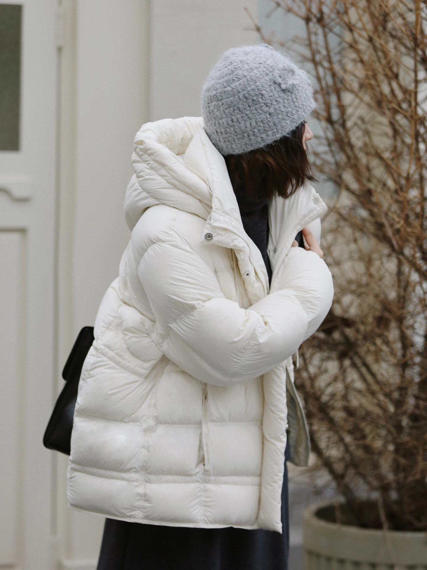 

Пушистая белая женская пуховая куртка с капюшоном, свободная посадка, хлеб, осень-зима, верхняя одежда для колледжа, дизайн с застежкой на талии